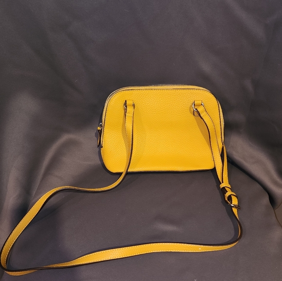 Anne Klein leather crossbody.Beautiful mustard yellow leather purse - Picture 4 of 7